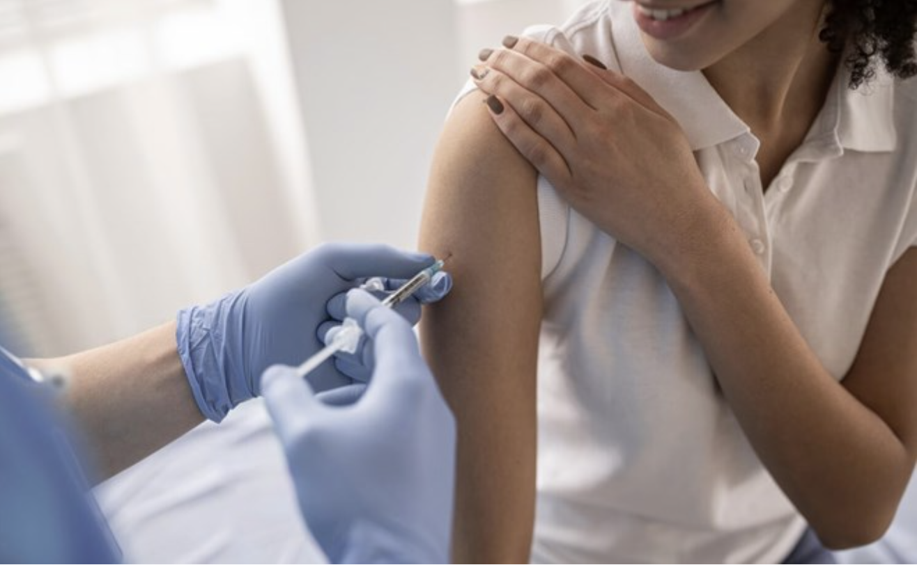 Một mũi tiêm, nhiều lớp bảo vệ: Vì sao người lớn nên tiêm phòng định kỳ?